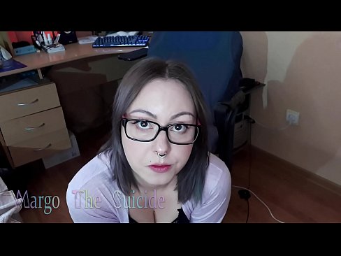 ❤️ 戴眼鏡的性感女孩在鏡頭前深吸假陽具 ❤️ 蕩婦 在我們 ❌️❤